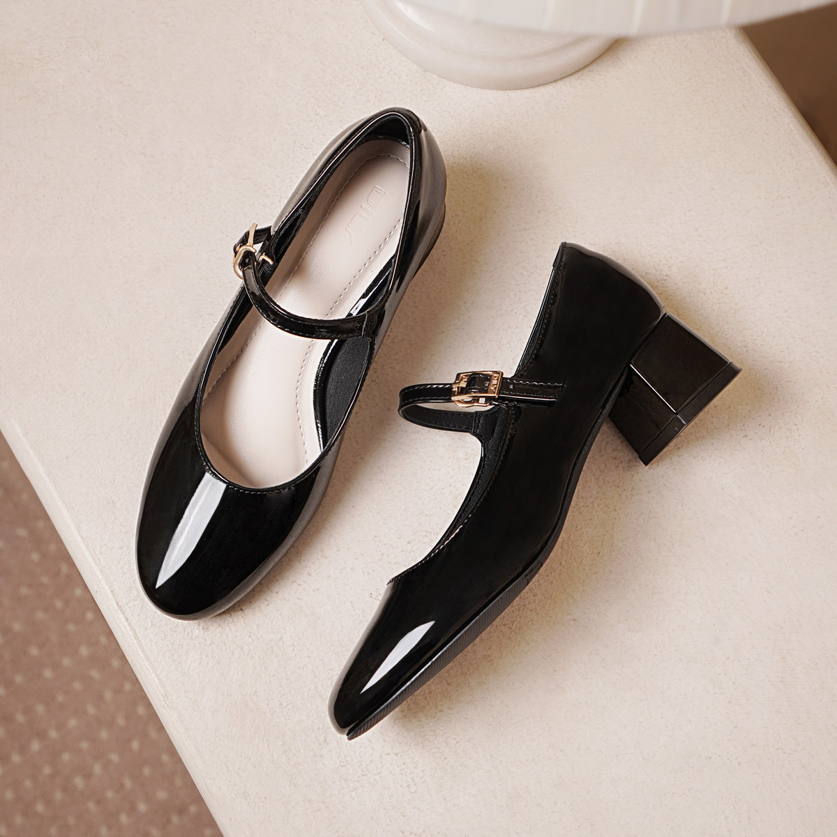 รองเท้าส้นสูงใส่สบาย DL0543