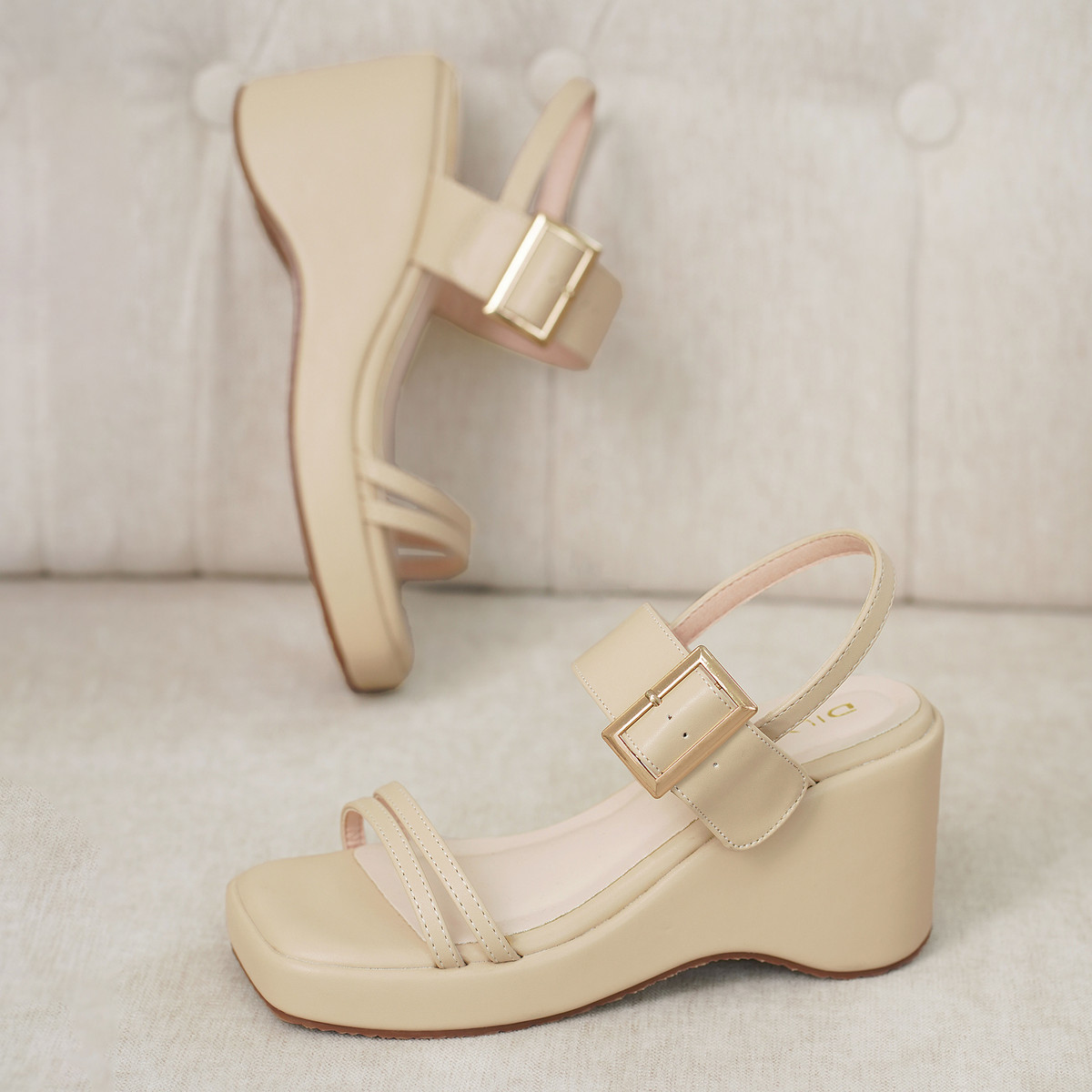 รองเท้าแตะส้นตึกผู้หญิง AA0471