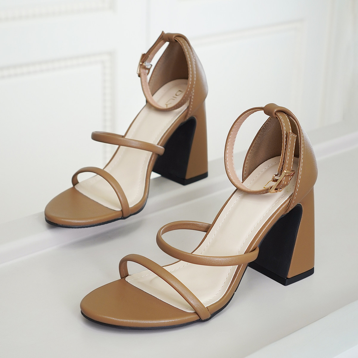 รองเท้าส้นสูงผู้หญิง DL0581