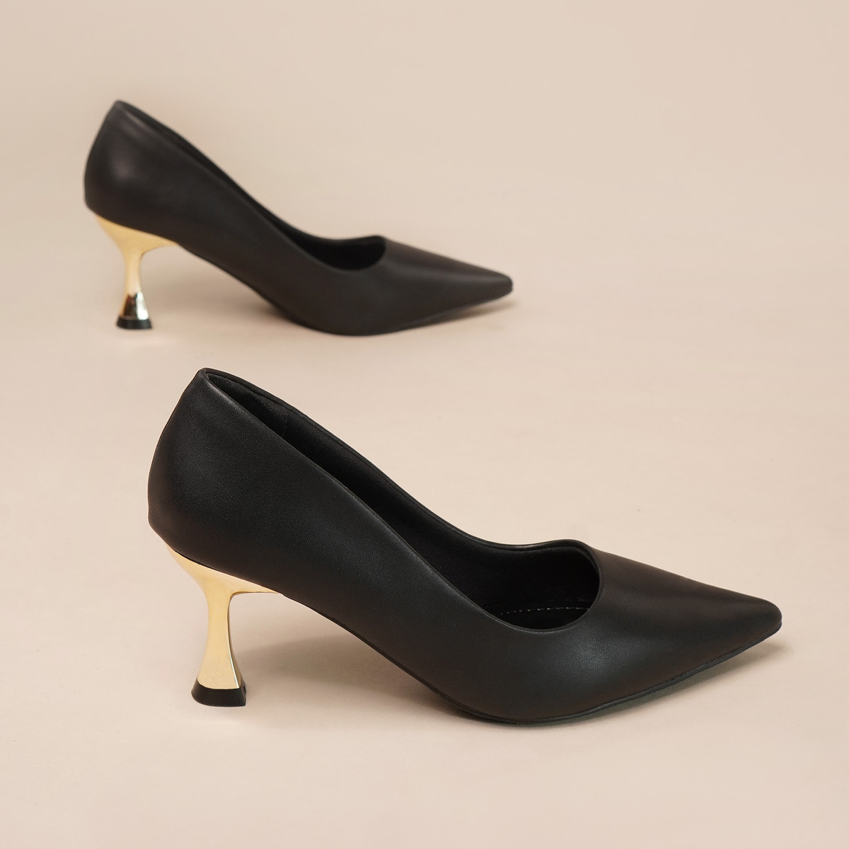 รองเท้าส้นสูงปลายแหลม AA0459
