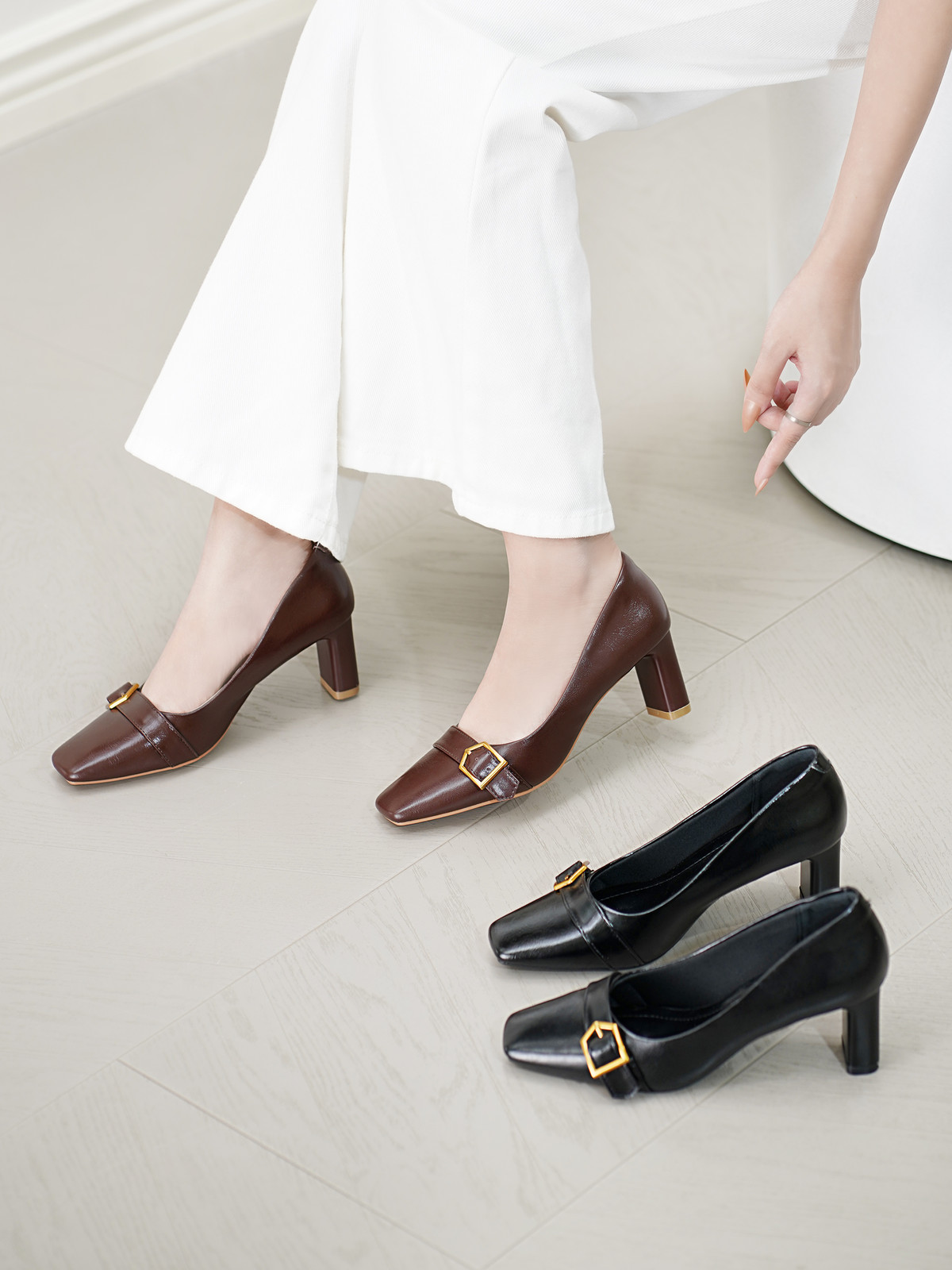 รองเท้าส้นสูงพื้นเหลี่ยม AA0458