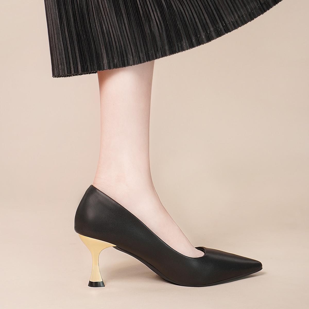 รองเท้าส้นสูงปลายแหลม AA0459