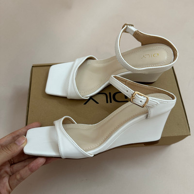 สีสัน: สีขาว / Size : 37