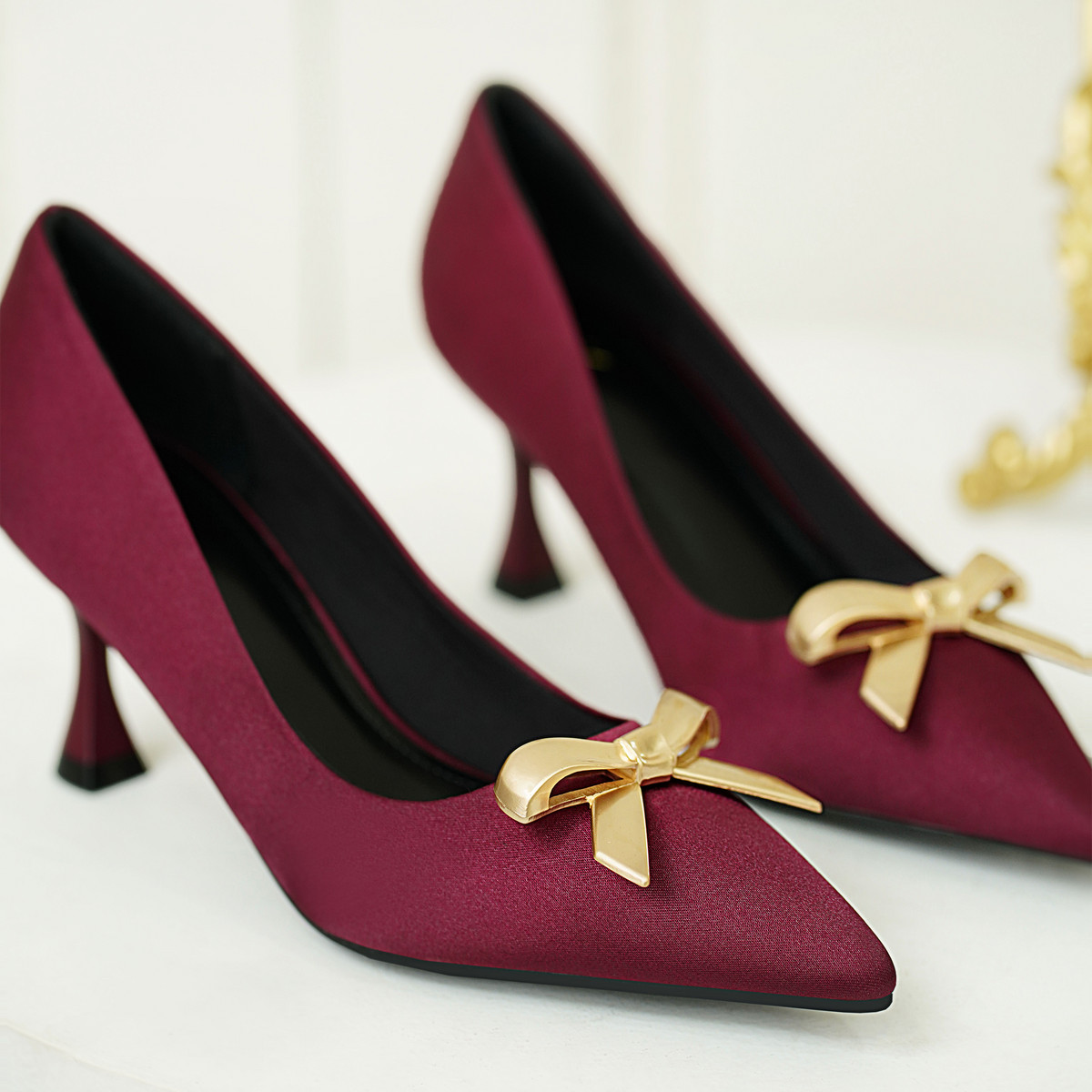 รองเท้าส้นสูงปลายแหลม DL0568