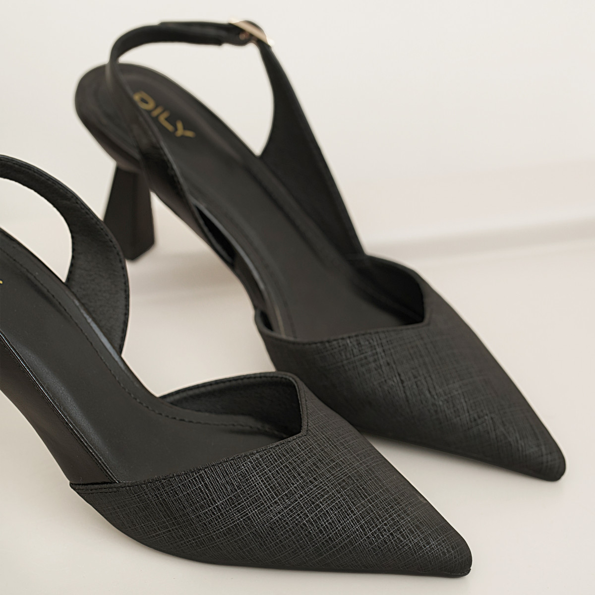 รองเท้าสลิงแบ็ค AA0479