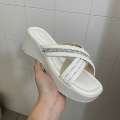 สีสัน: สีขาว / Size : 39